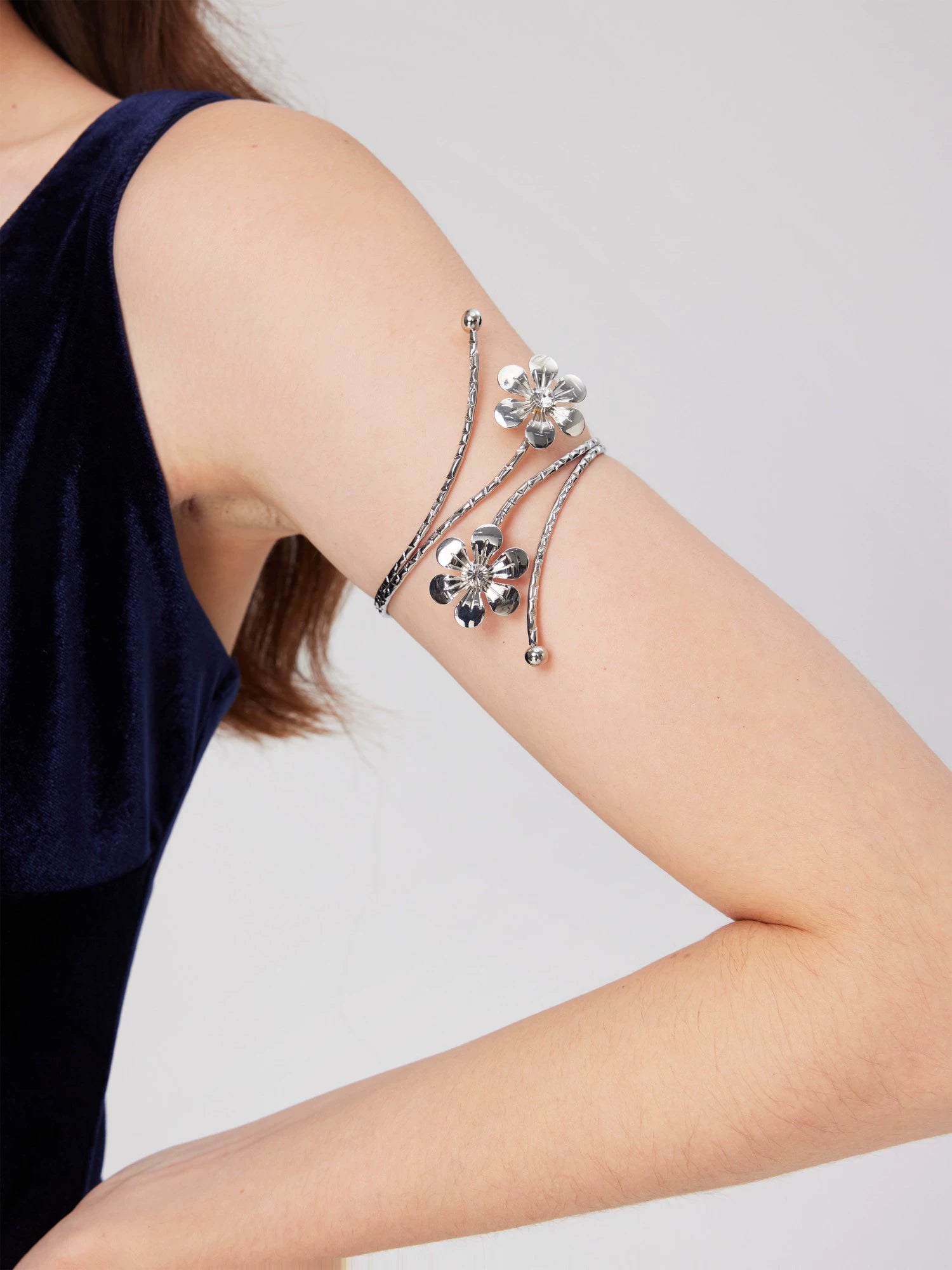 Star with genuine goods flower rhinestone arm ring