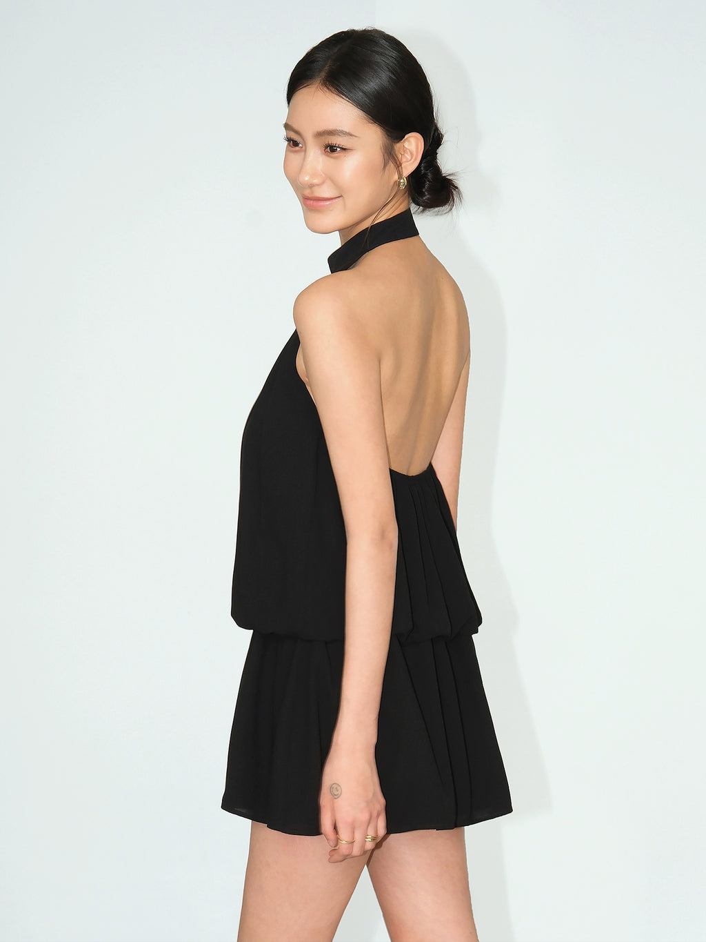 Halterneck little black dress|sexy backless dress women's cut-out design sense bud skirt chiffon skirt