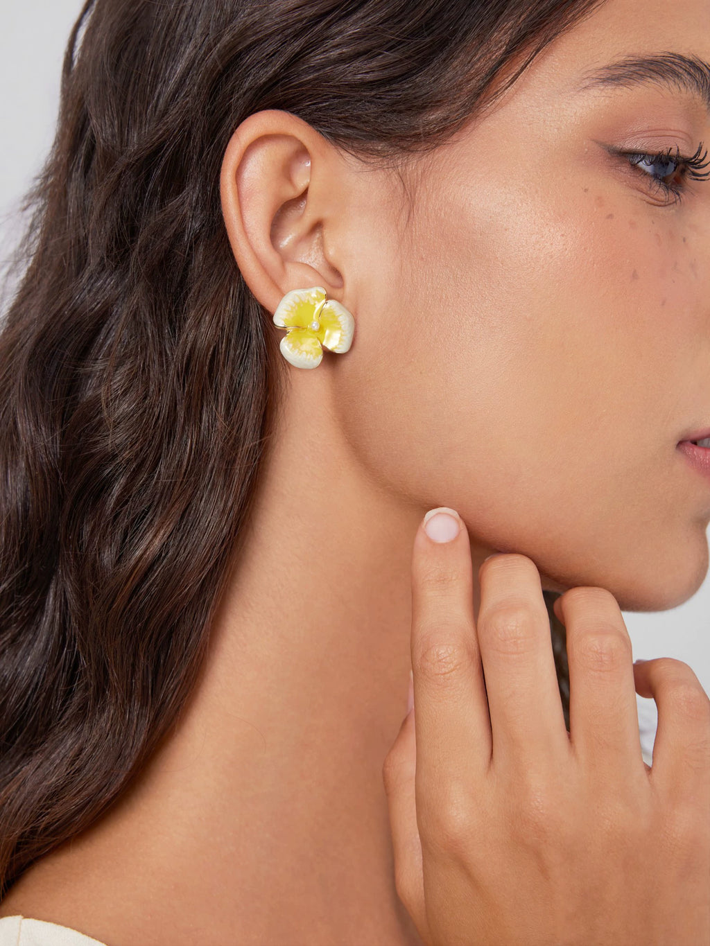 Imitation pearl decorative floral stud earrings